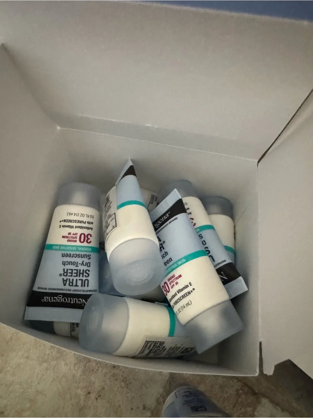 12 each Sample mini Neutrogena Ultra Sheer sunscreen 30 & Oil-Free Acne Wash